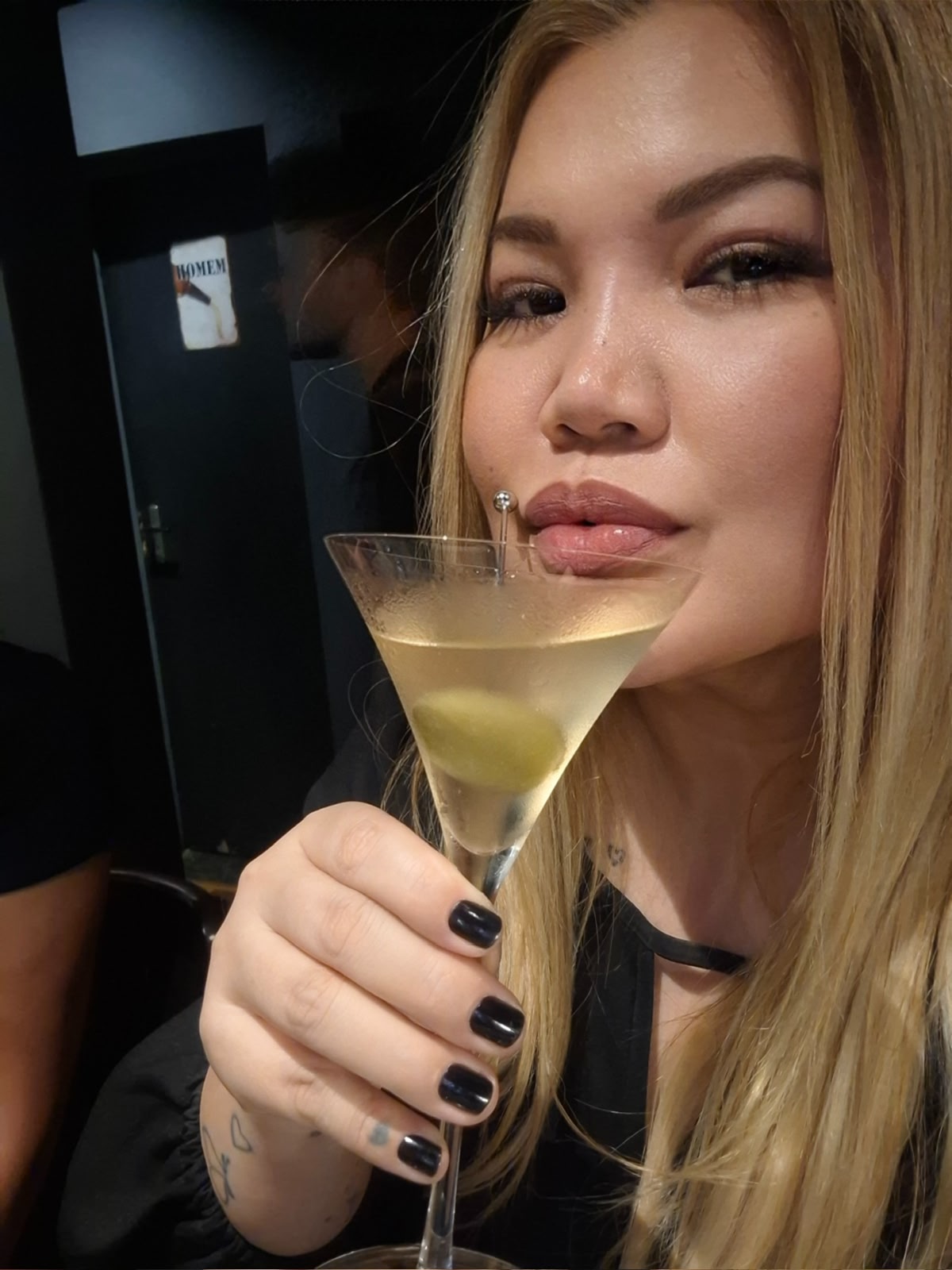 Dona Experiência saboreando um drink